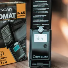 Alkomat BACSCAN F-45 Comfort z pudełkiem, wyświetlający "0.160" i "bLo".