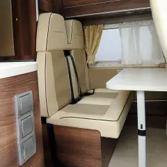 Spanie w kamperze podczas jazdy? Przepisy, kary i ryzyko.