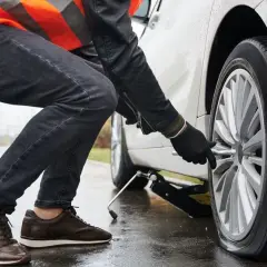 Jak zamocować koło zapasowe? Bezpieczne sposoby i porady