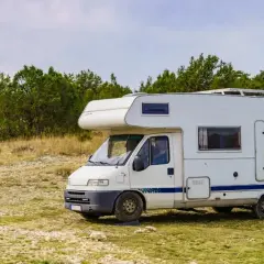 Jaka kategoria prawa jazdy na kampera? Sprawdź DMC i jedź legalnie!