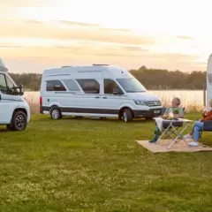 Kamper czy przyczepa? Jak wybrać mądrze? Koszty, mobilność, komfort