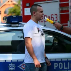Policja w domu: Kiedy zbadać alkomatem? Twoje prawa.