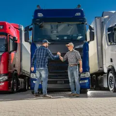 Tandem czy naczepa? Kluczowe różnice dla Twojej firmy transportowej