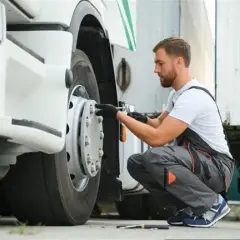 Z jaką siłą dokręcać koła naczepy? Sprawdź moment Nm
