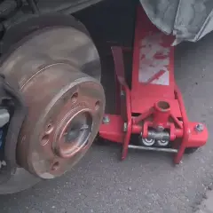 Renault Trafic: Jak zdemontować koło zapasowe? Poradnik krok po kroku