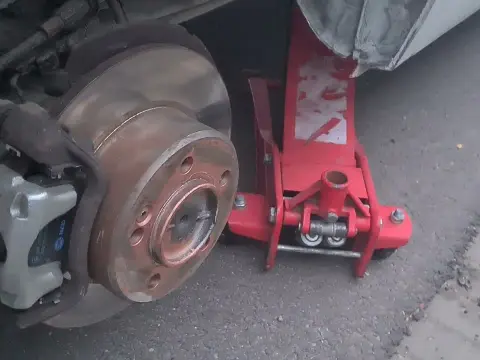 Renault Trafic: Jak zdemontować koło zapasowe? Poradnik krok po kroku