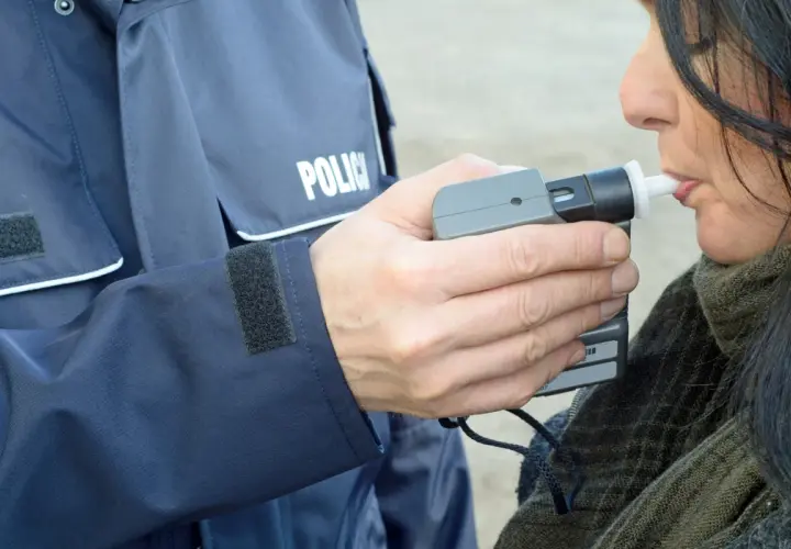 Jak alkomat mierzy promile? Dokładny pomiar i unikanie błędów