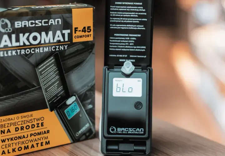 Alkomat BACSCAN F-45 Comfort z pudełkiem, wyświetlający "0.160" i "bLo".