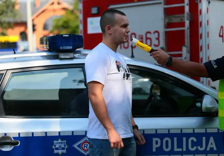 Policja w domu: Kiedy zbadać alkomatem? Twoje prawa.