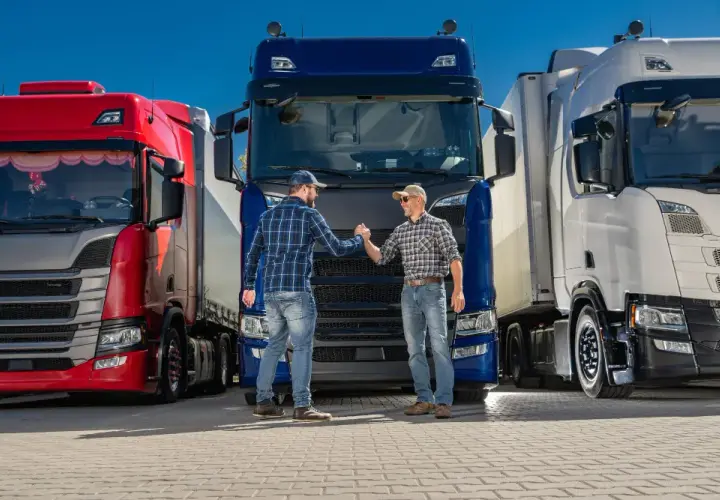 Tandem czy naczepa? Kluczowe różnice dla Twojej firmy transportowej
