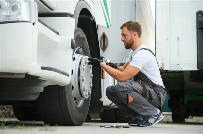 Z jaką siłą dokręcać koła naczepy? Sprawdź moment Nm