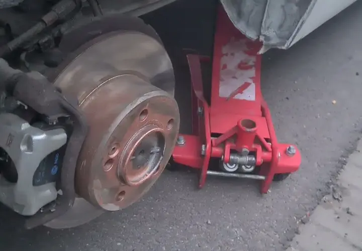 Renault Trafic: Jak zdemontować koło zapasowe? Poradnik krok po kroku