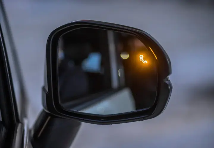 Jak ustawić lusterka w aucie? Eliminacja martwego pola krok po kroku
