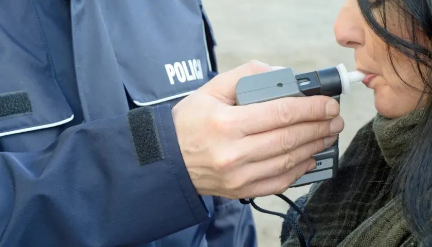 Jak alkomat mierzy promile? Dokładny pomiar i unikanie błędów