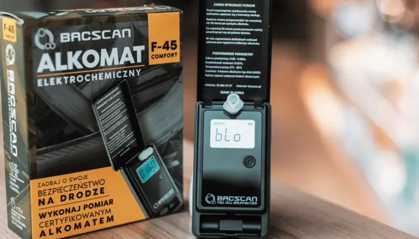 Alkomat BACSCAN F-45 Comfort z pudełkiem, wyświetlający "0.160" i "bLo".