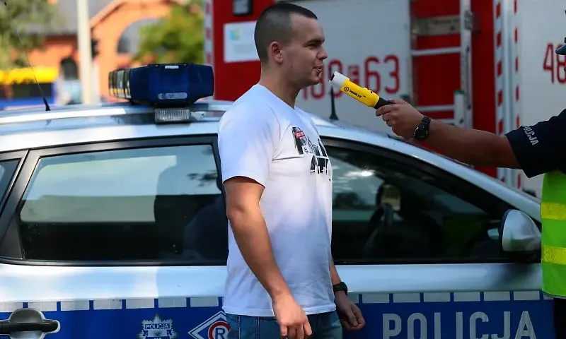 Policja w domu: Kiedy zbadać alkomatem? Twoje prawa.