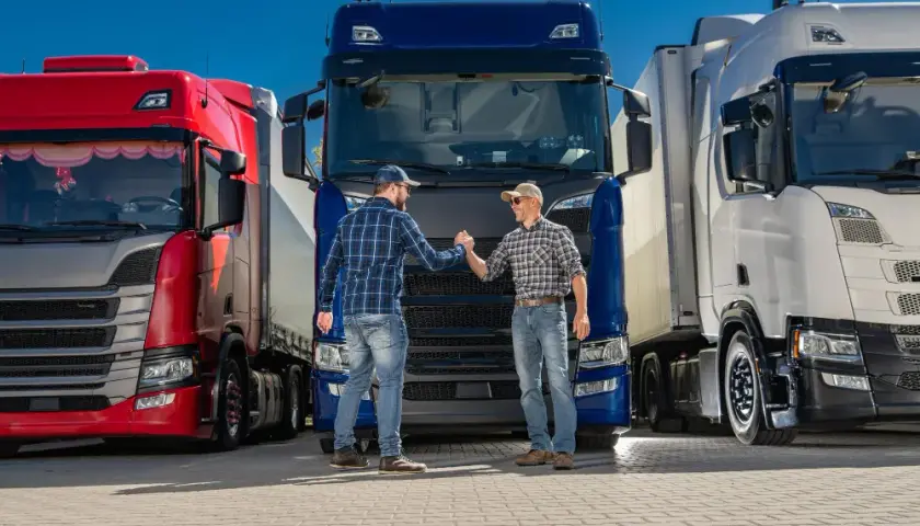 Tandem czy naczepa? Kluczowe różnice dla Twojej firmy transportowej