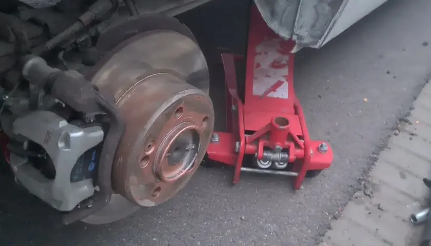 Renault Trafic: Jak zdemontować koło zapasowe? Poradnik krok po kroku