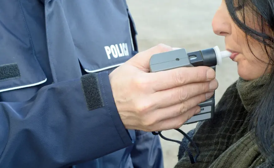 Jak alkomat mierzy promile? Dokładny pomiar i unikanie błędów