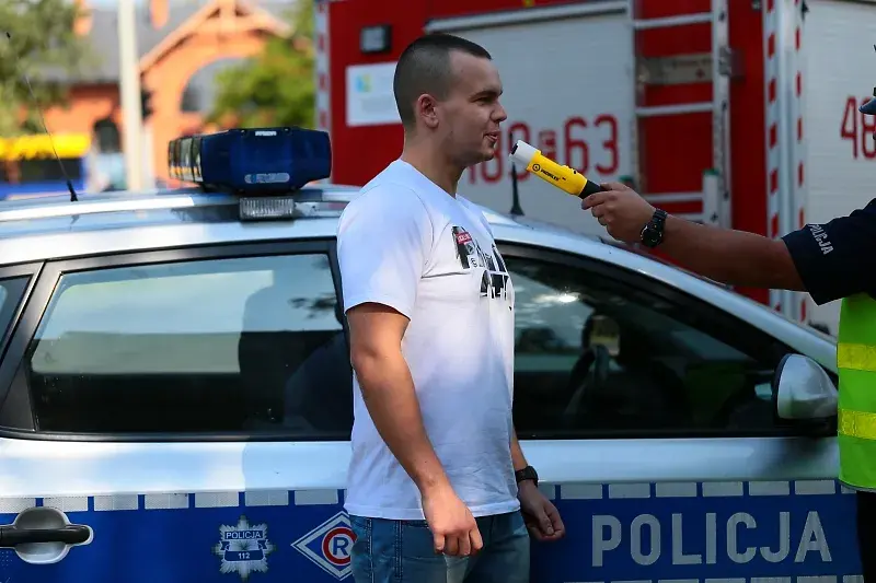 Policja w domu: Kiedy zbadać alkomatem? Twoje prawa.