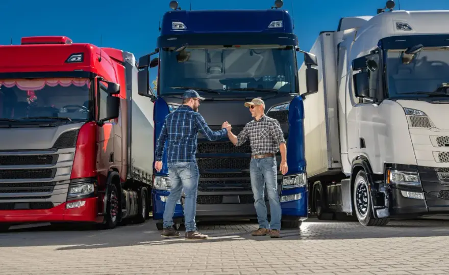 Tandem czy naczepa? Kluczowe różnice dla Twojej firmy transportowej