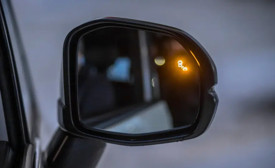 Jak ustawić lusterka w aucie? Eliminacja martwego pola krok po kroku