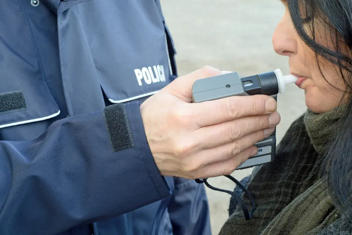 Jak alkomat mierzy promile? Dokładny pomiar i unikanie błędów