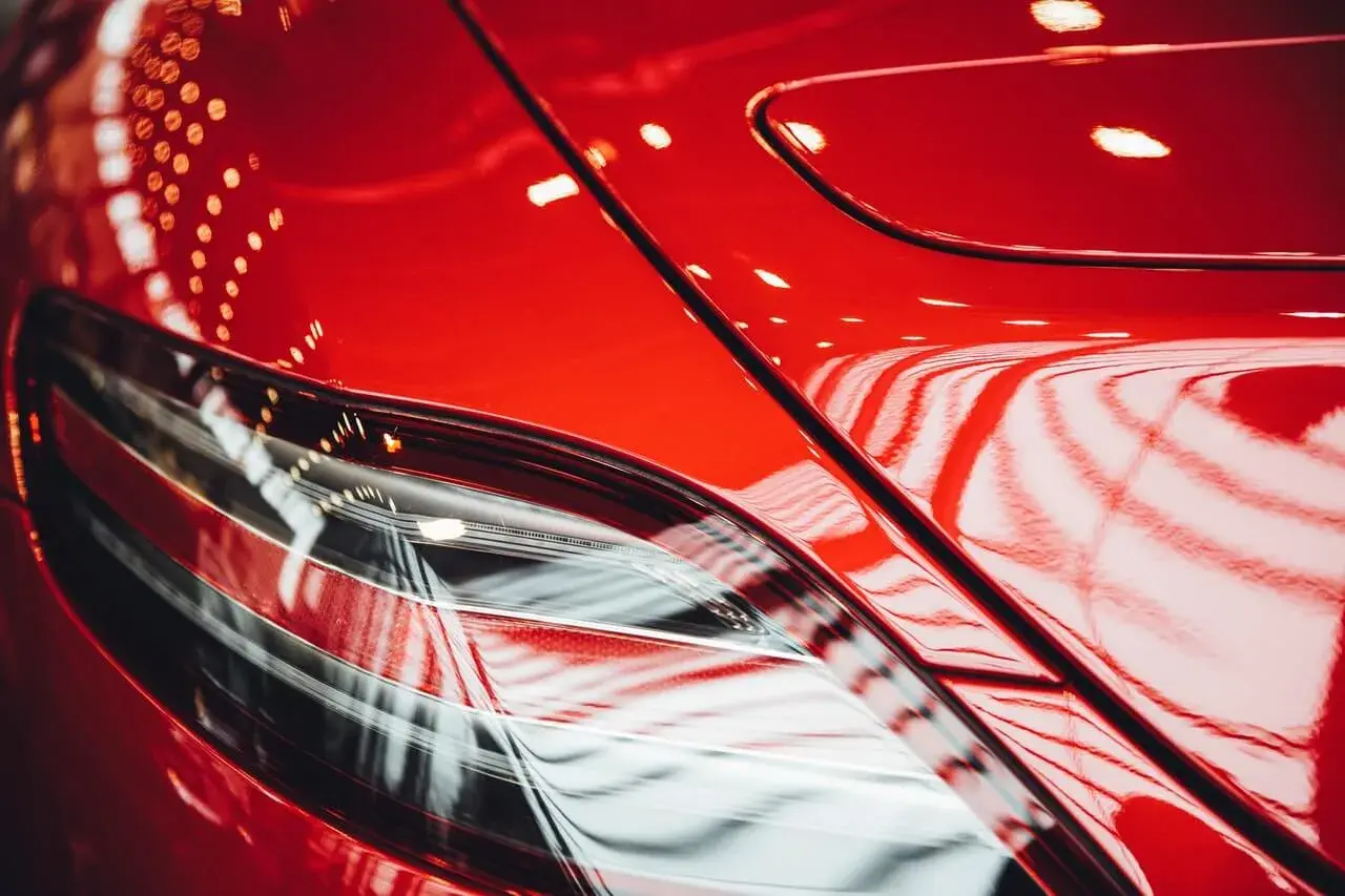 Domowe sposoby na nabłyszczanie lakieru: Lśniące auto bez wydatków