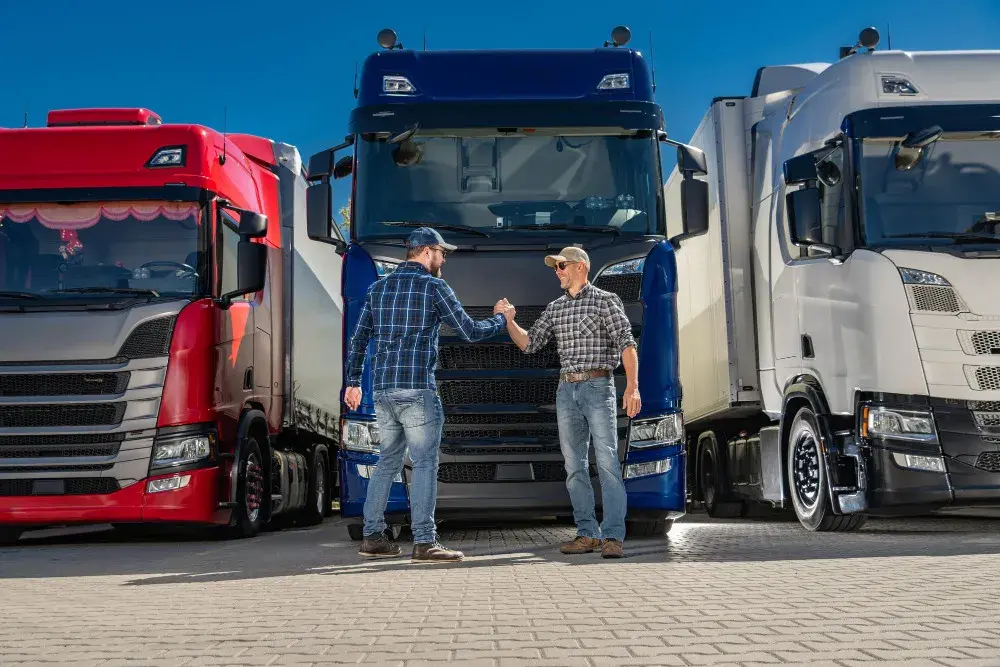 Tandem czy naczepa? Kluczowe różnice dla Twojej firmy transportowej