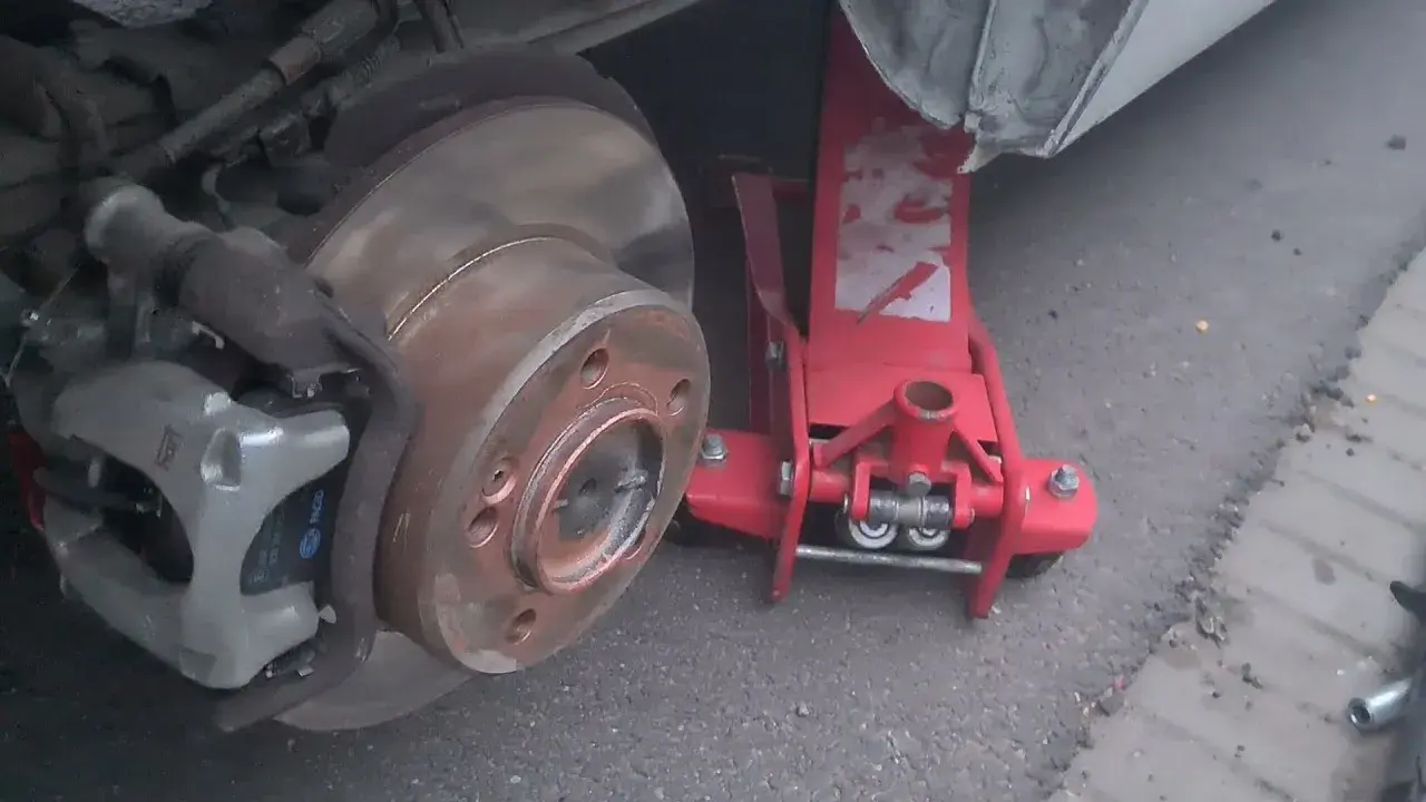 Renault Trafic: Jak zdemontować koło zapasowe? Poradnik krok po kroku