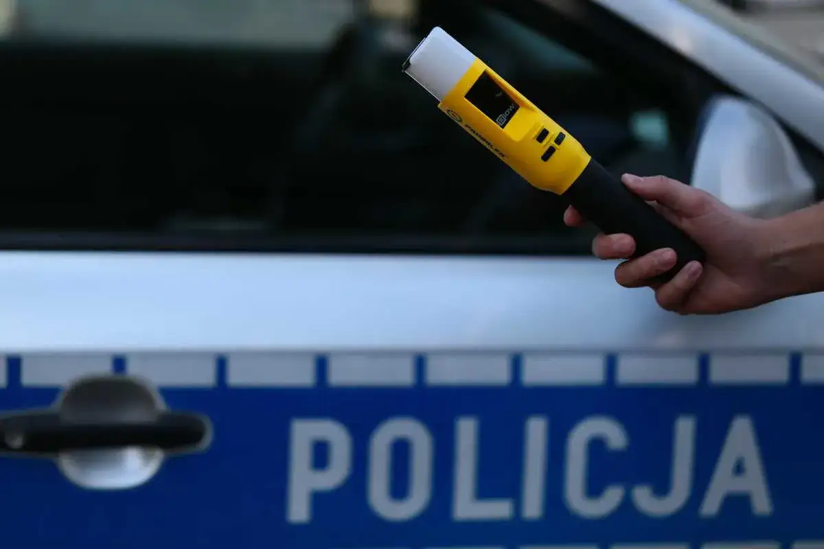 kierowca sprawdza trzeźwość alkomatem