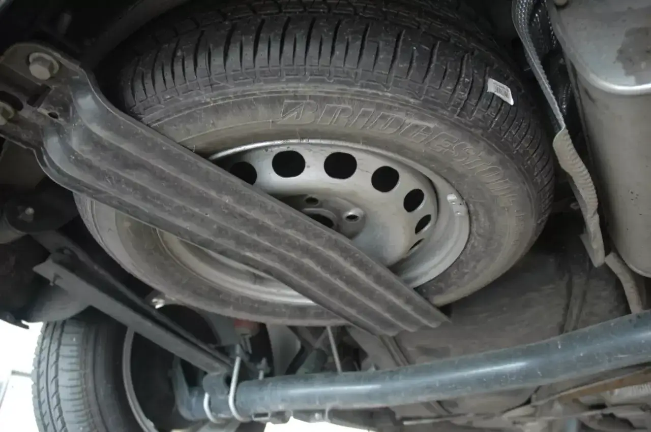 VW Caddy koło zapasowe lokalizacja