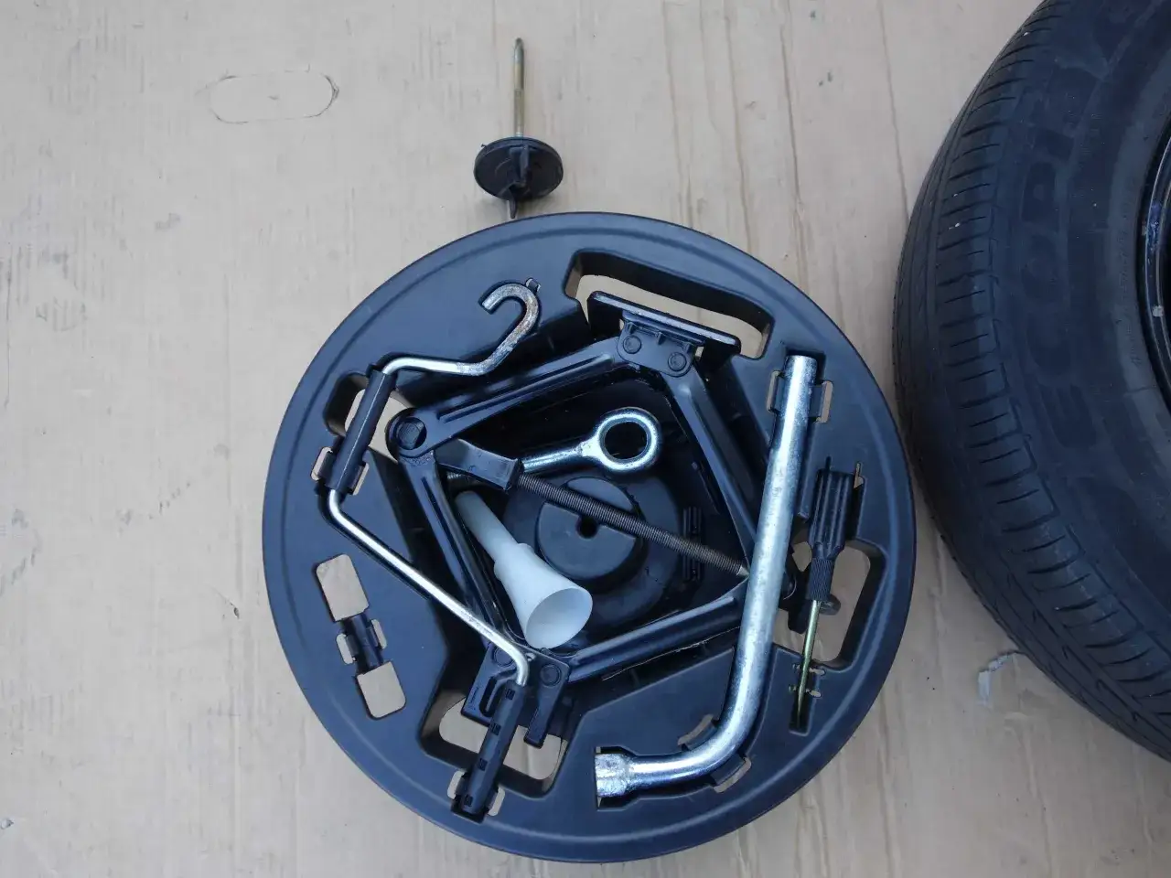 Fiat Doblo koło zapasowe pod podłogą mechanizm